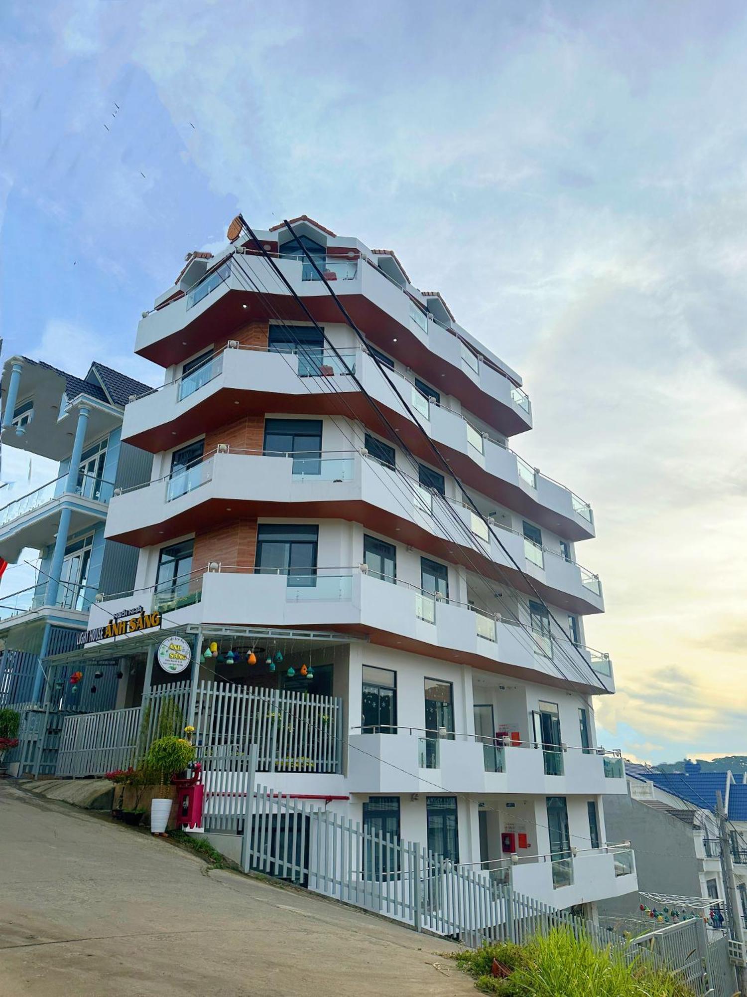 Отель Khach San Anh Sang - Light House Далат Экстерьер фото